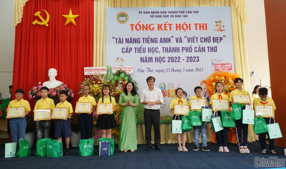 Ông Nguyễn Phúc Tăng, Phó Giám đốc Sở GD&ĐT TP Cần Thơ khen thưởng cho các học sinh đoạt giải tại Cuộc thi Trạng nguyên Tiếng Việt dành cho học sinh tiểu học cấp quốc gia, năm học 2022-2023.