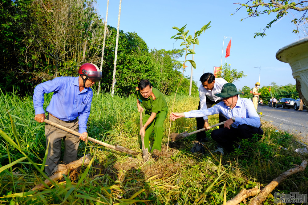 Huyện Phong Điền ra quân phát động trồng cây xanh năm 2023.