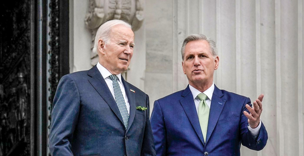 Tổng thống Biden (trái) và Chủ tịch Hạ viện McCarthy.