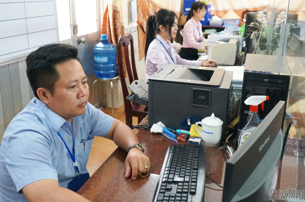 Đảng viên Bộ phận Một cửa thị trấn Phong Điền nâng cao trách nhiệm phục vụ nhân dân.