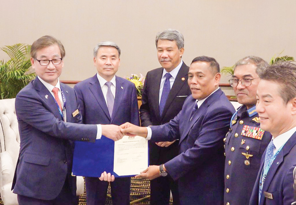 Giới chức Malaysia và lãnh đạo Tập đoàn Công nghiệp Hàng không Hàn Quốc tại lễ ký kết thỏa thuận mua 18 tiêm kích FA-50 hôm 23-5. Ảnh: Yonhap