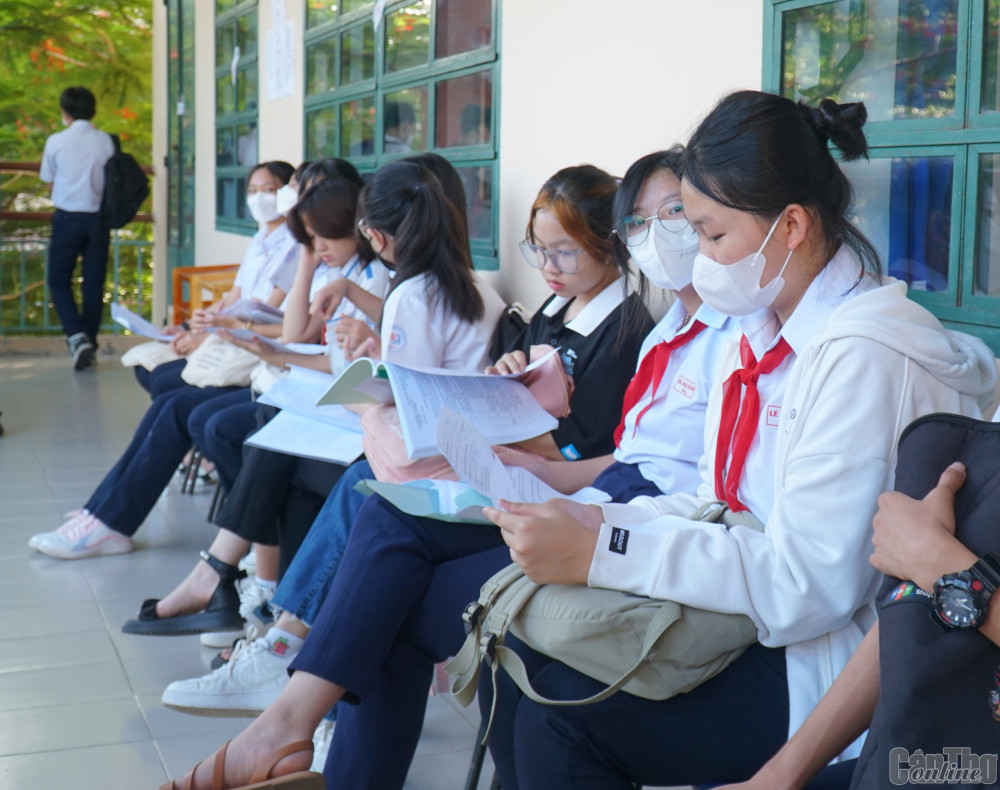 TS xem lại bài học trước giờ thi tại Hội đồng coi thi Trường THPT Thực hành Sư phạm, Trường Đại học Cần Thơ. Ảnh: B.Ngọc