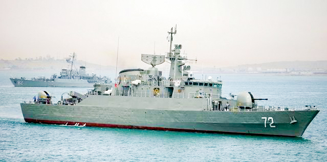 Tàu Hải quân Iran tuần tra gần Eo biển Hormuz. Ảnh: AFP