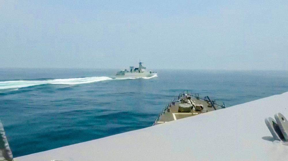 Tàu chiến Trung Quốc Luyang III “tiếp cận không an toàn” tàu khu trục Mỹ USS Chung-Hoon trên eo biển Đài Loan trong clip do Lầu Năm Góc công bố. Ảnh: Reuters