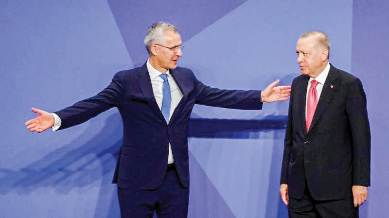 Tổng Thư ký NATO Stoltenberg (trái) và Tổng thống Thổ Nhĩ Kỳ Erdogan.