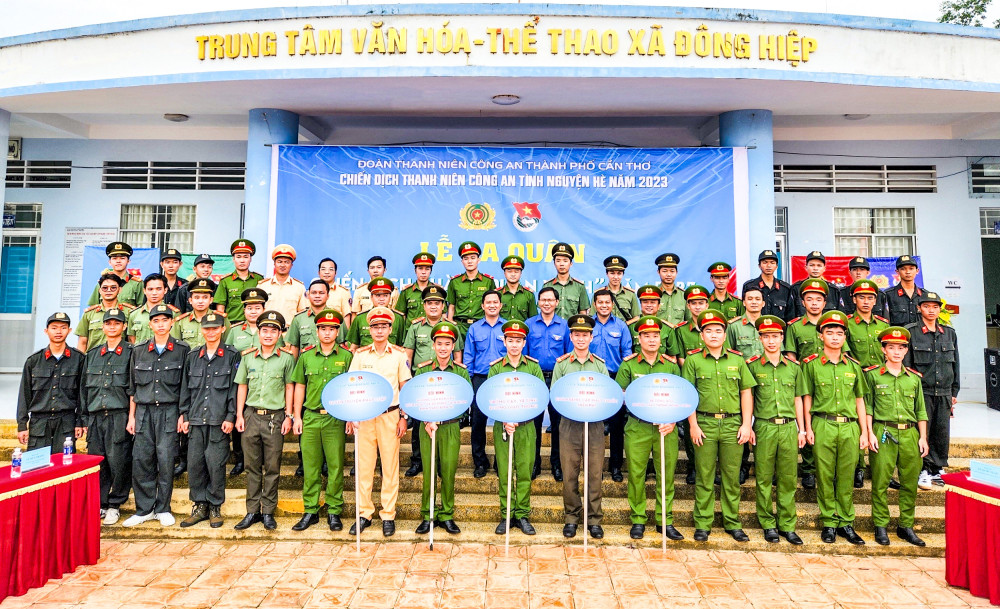 Các đội hình tình nguyện ra mắt tại Lễ ra quân Chiến dịch “Hành quân xanh” năm 2023. Ảnh: CTV