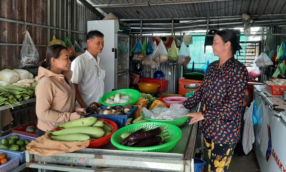 Cán bộ khu vực 8 thăm hỏi tình hình buôn bán của người dân.