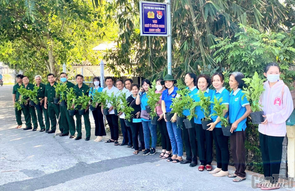 Đoàn phường Thuận An và các đoàn thể phường ra quân trồng hoa hoàng yến, cây bần trên “Tuyến đường thanh niên tự quản - sáng - xanh - sạch - đẹp - ATGT” ở khu vực Thới Bình 2.