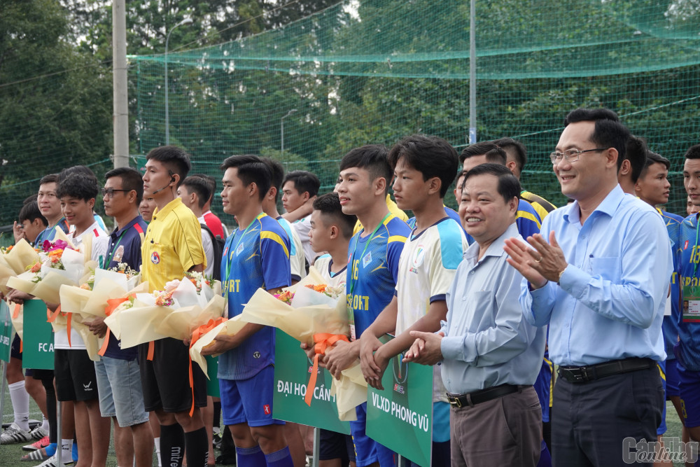 Ông Nguyễn Minh Tuấn, Giám đốc Sở Văn hóa, Thể thao và Du lịch TP Cần Thơ và ông Tăng Quang Anh, trao cờ lưu niệm cho các đơn vị tham dự giải