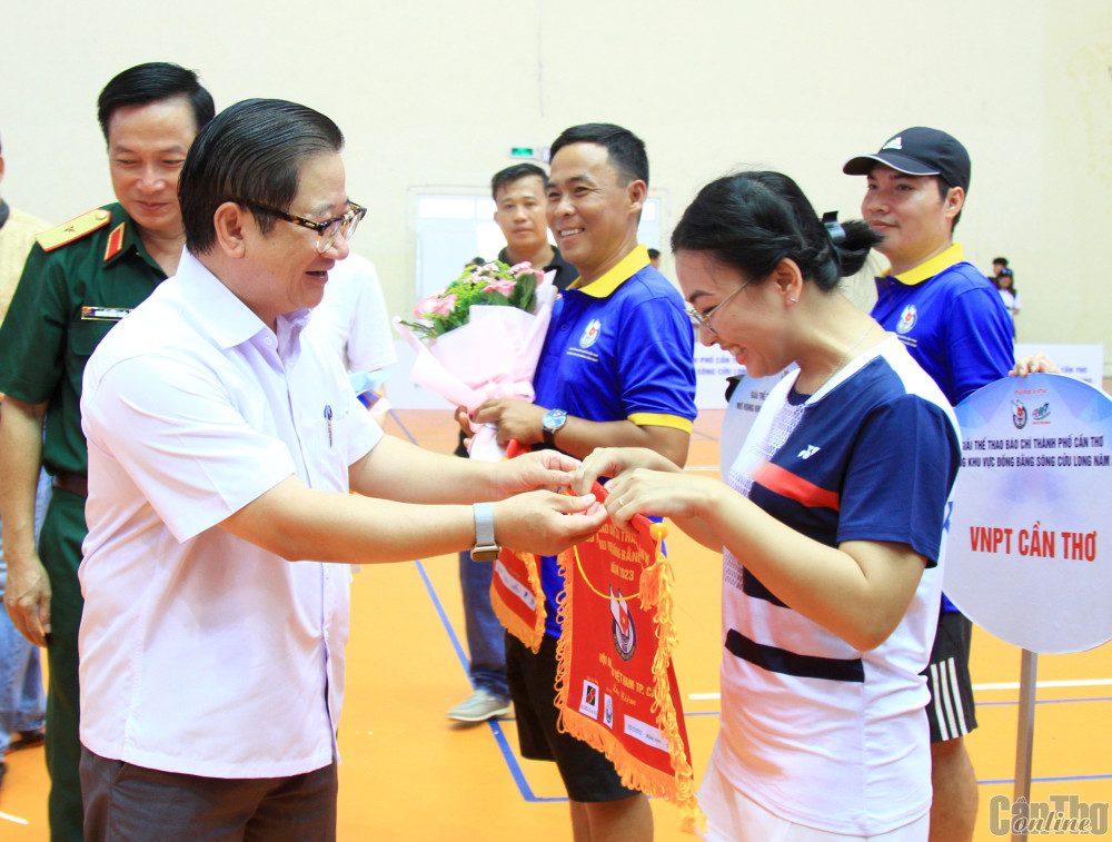 Đồng chí Trần Việt Trường, Chủ tịch UBND TP Cần Thơ, trao cờ lưu niệm cho các đoàn tham dự. 
