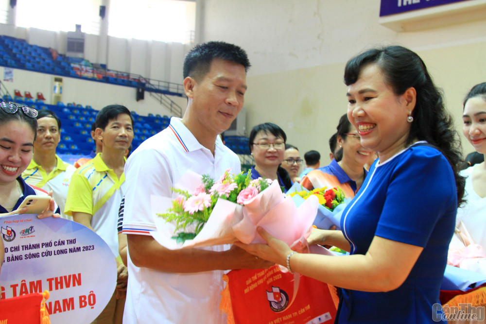 Bà Võ Kim Thoa, Chủ tịch Hội LHPN TP Cần Thơ trao hoa cho các đoàn tham dự giải. Ảnh: Nguyễn Minh