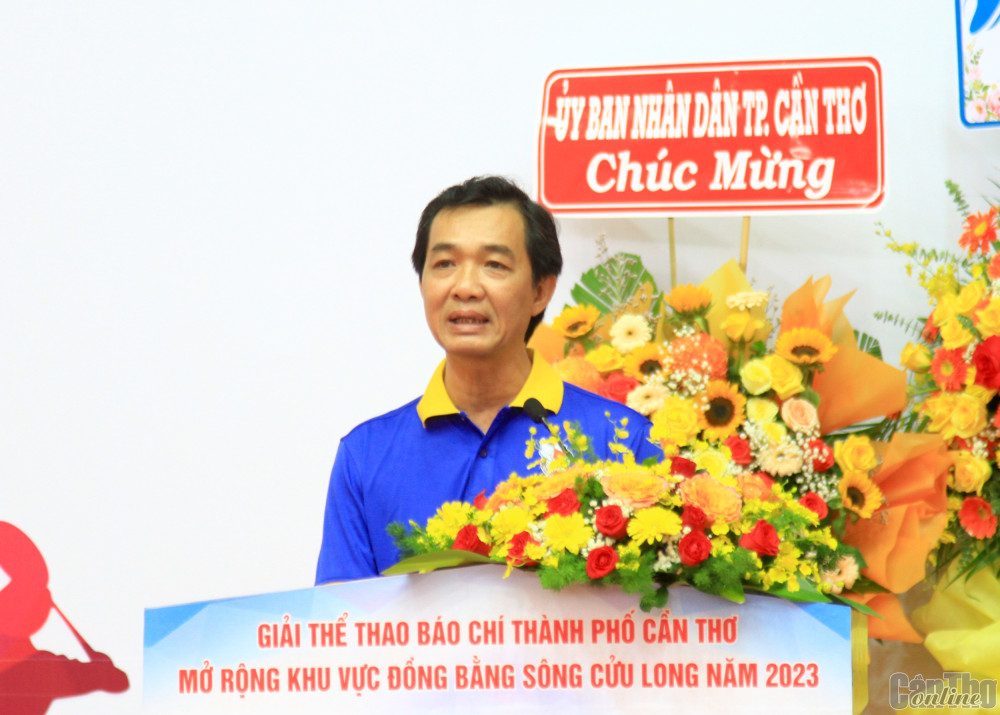 Ông Trương Văn Chuyển, Chủ tịch Hội Nhà báo Việt Nam TP Cần Thơ, phát biểu khai mạc giải. Ảnh: Nguyễn Minh