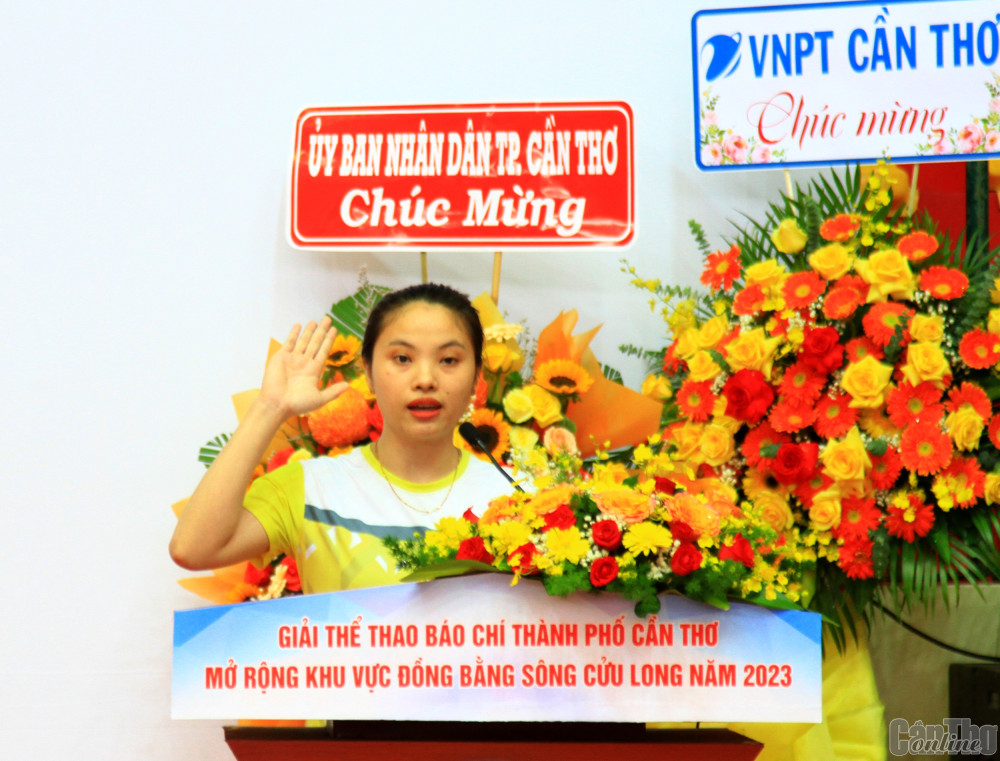 Trọng tài tuyên thệ tại lễ khai mạc giải. Ảnh: Nguyễn Minh