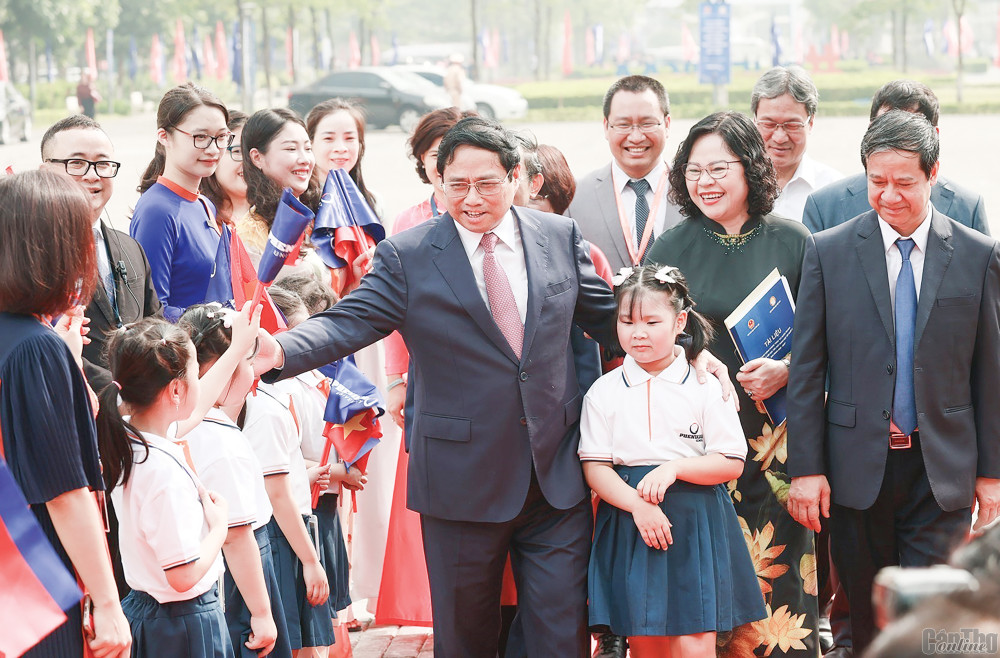 Thủ tướng Phạm Minh Chính với học sinh tại Lễ phát động phong trào Cả nước thi đua học tập. Ảnh: DƯƠNG GIANG -TTXVN