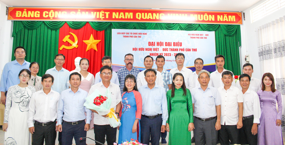 Các đại biểu chụp ảnh lưu niệm cùng Ban Chấp hành HHN Việt - Đức TP Cần Thơ, nhiệm kỳ 2023-2028. Ảnh: Đơn vị cung cấp