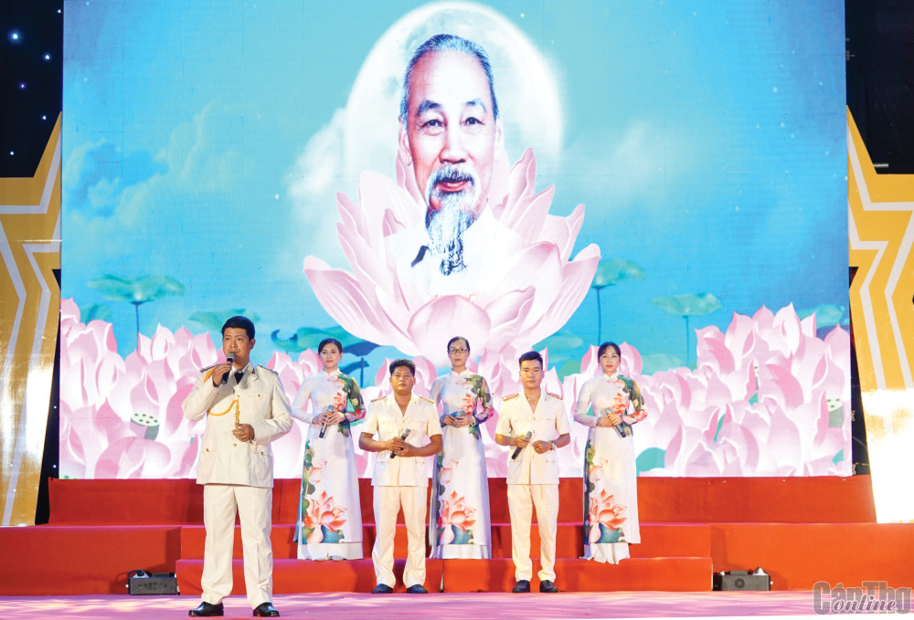 Hoàn cảnh ra đời Lời kêu gọi thi đua ái quốc của Chủ tịch Hồ Chí Minh Liên hoan Nghệ thuật quần chúng Công an nhân dân năm 2023 với chủ đề “75 năm khắc ghi lời Bác” thiết thực kỷ niệm 75 năm Ngày Bác Hồ nêu Sáu điều dạy Công an nhân dân và 75 năm Ngày Chủ tịch Hồ Chí Minh ra Lời kêu gọi thi đua ái quốc. Ảnh: DUY KHÔI