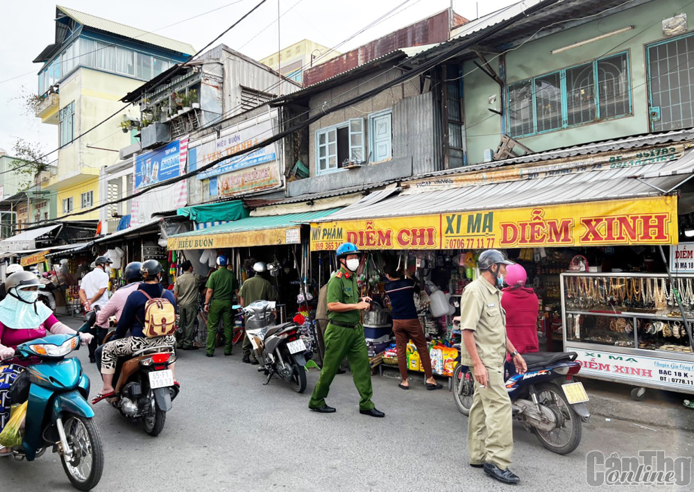 Công an phường Thốt Nốt và ban bảo vệ dân phố lập lại TTĐT, trật tự ATGT trên địa bàn phường.