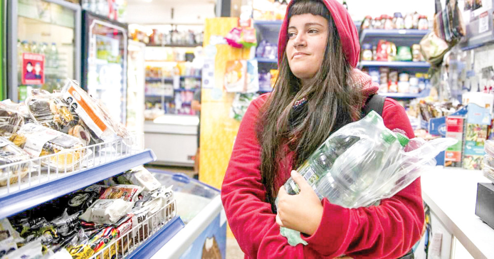 Một phụ nữ Uruguay mua nước đóng chai tại siêu thị. Ảnh: AP