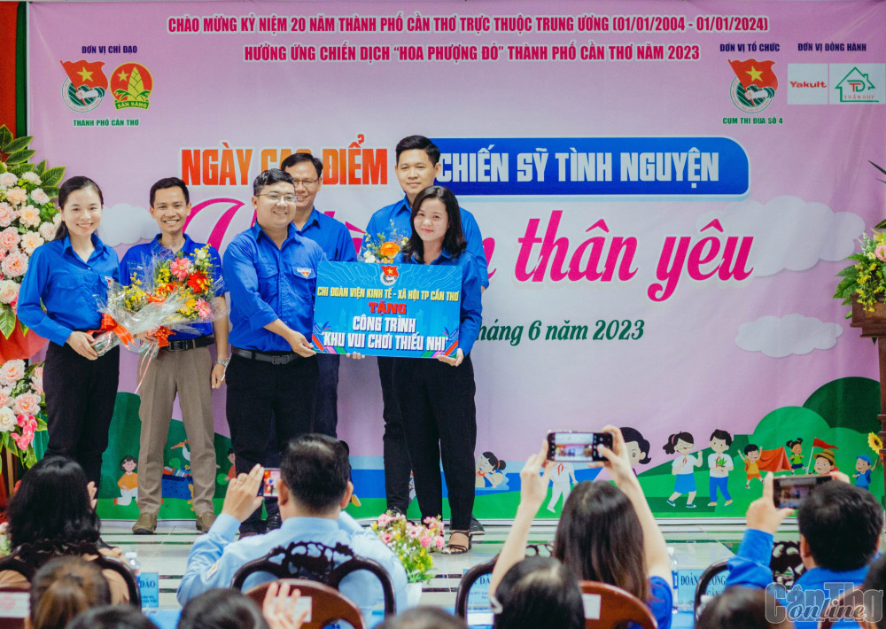 Các cơ sở Đoàn thuộc Cụm thi đua số 4 - Thành đoàn Cần Thơ tặng công trình “Khu vui chơi thiếu nhi” cho đại diện Quận đoàn Thốt Nốt.