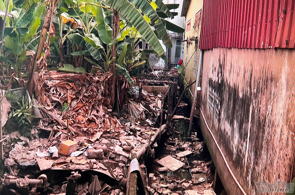 Rạch Dinh bị người dân lấn chiếm, hạn chế dòng chảy, ô nhiễm môi trường.