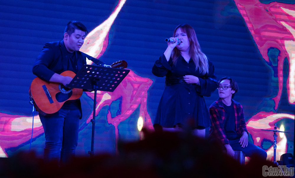 Xen kẽ các tiết mục dự thi là các tiết mục trình diễn âm nhạc bằng tiếng Anh ấn tượng.