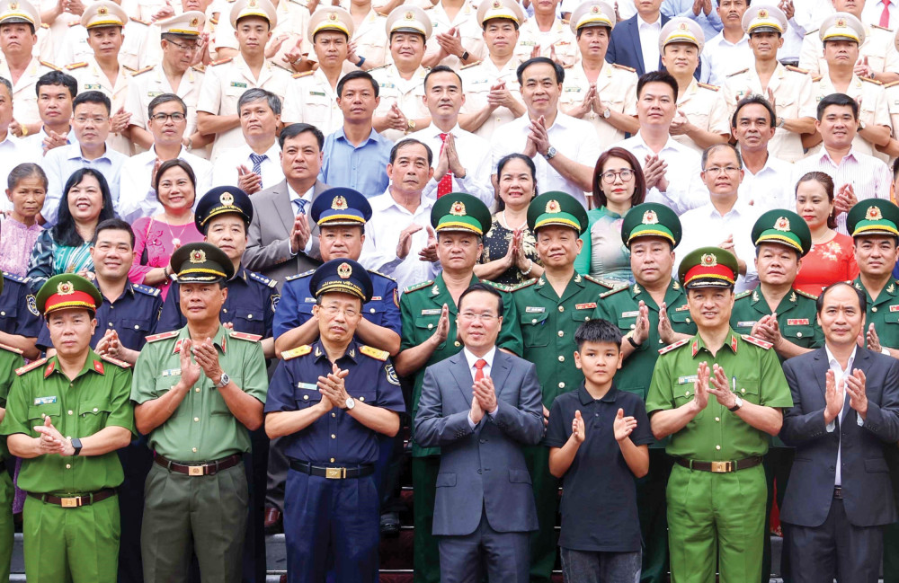 Chủ tịch nước Võ Văn Thưởng gặp mặt các điển hình tiên tiến phòng, chống ma túy Chủ tịch nước Võ Văn Thưởng với các đại biểu tham dự buổi gặp mặt. Ảnh: THỐNG NHẤT - TTXVN