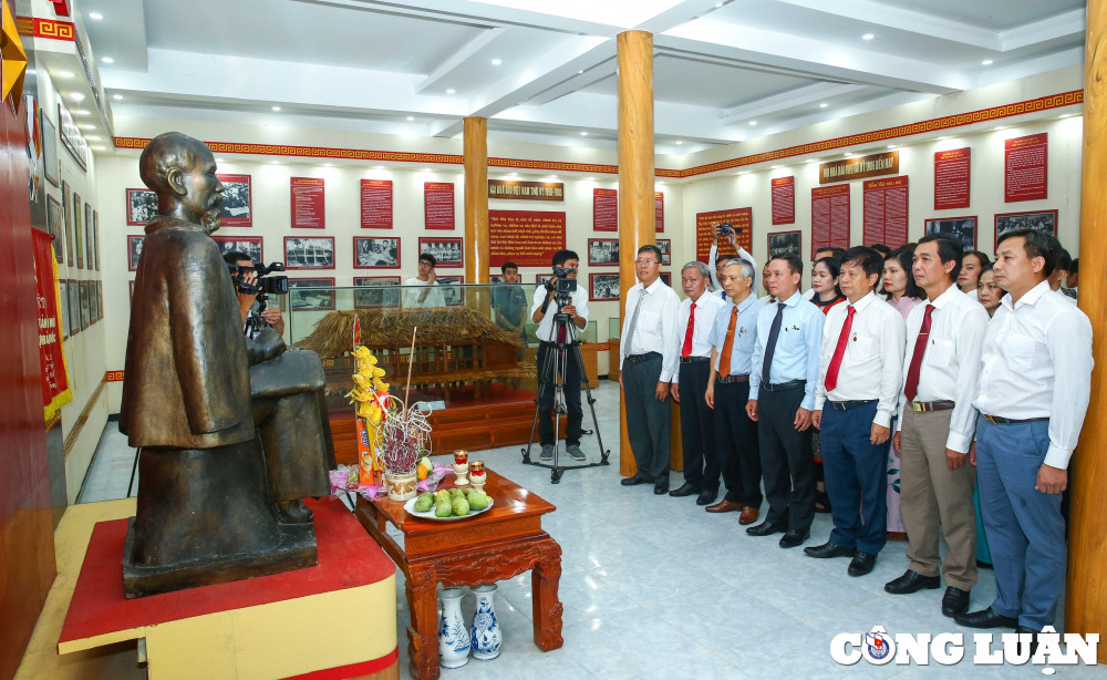 Lễ trao thẻ Hội viên Hội Nhà báo Việt Nam ý nghĩa tại ATK Định Hóa, Thái Nguyên