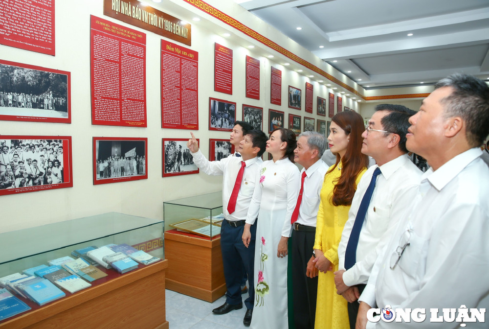 Lễ trao thẻ Hội viên Hội Nhà báo Việt Nam ý nghĩa tại ATK Định Hóa, Thái Nguyên