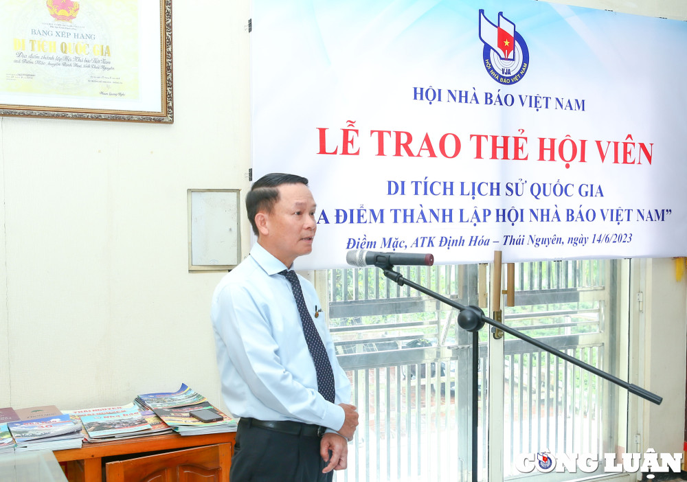 Lễ trao thẻ Hội viên Hội Nhà báo Việt Nam ý nghĩa tại ATK Định Hóa, Thái Nguyên