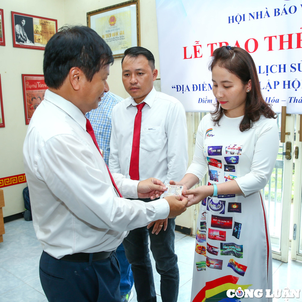 Lễ trao thẻ Hội viên Hội Nhà báo Việt Nam ý nghĩa tại ATK Định Hóa, Thái Nguyên