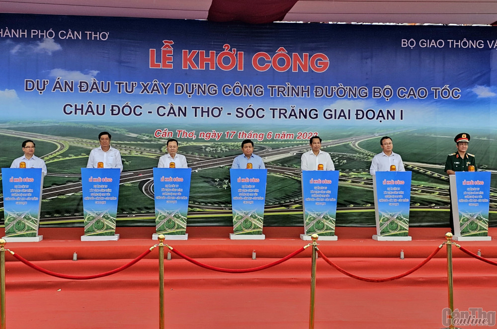 Lãnh đạo bộ, ngành Trung ương và lãnh đạo TP Cần Thơ thực hiện nghi thức khởi công tại dự án thành phần 2 đoạn qua địa bàn TP Cần Thơ.