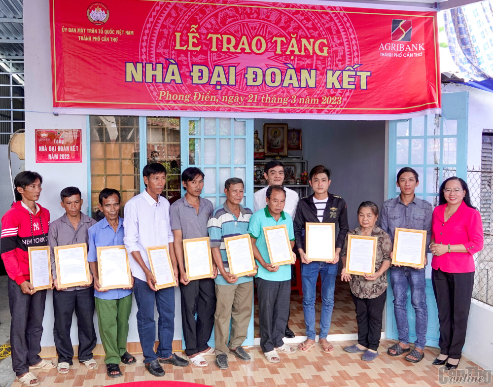 Các hộ còn khó khăn về nhà ở của huyện Phong Điền được tặng nhà Đại đoàn kết.