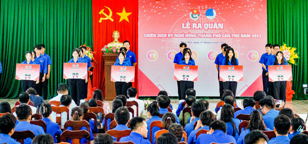 Các đội hình ra mắt tại Lễ ra quân Chiến dịch tình nguyện “Kỳ nghỉ hồng” năm 2023. Ảnh: CTV