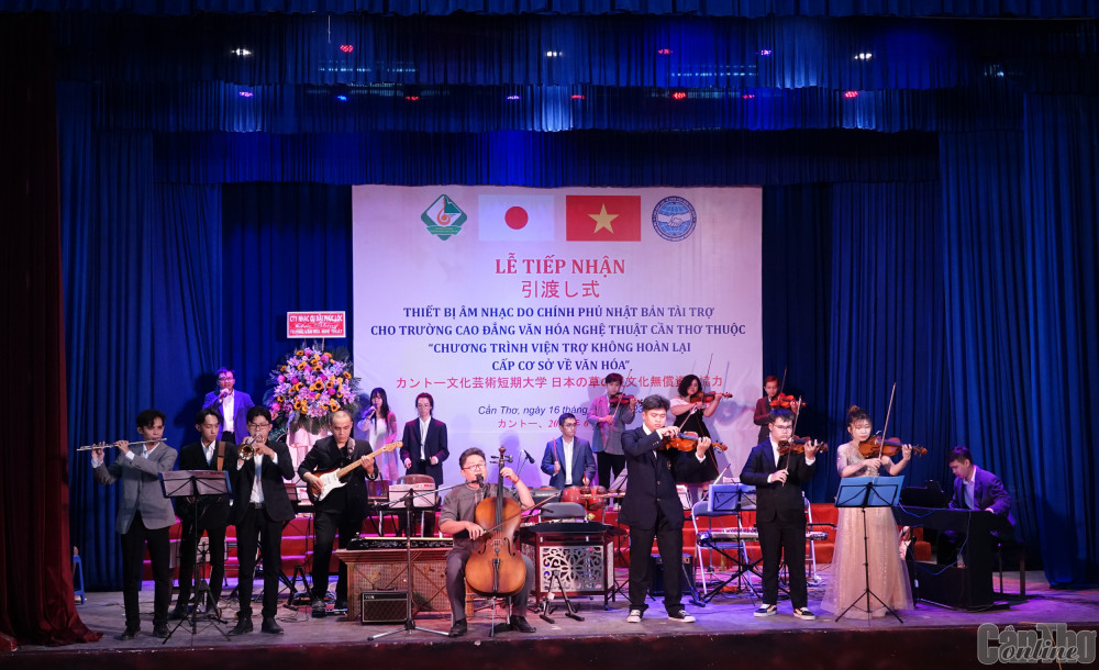 Các giảng viên, sinh viên Trường Cao đẳng Văn hóa Nghệ thuật Cần Thơ biểu diễn nhạc cụ được mua sắm từ khoản viện trợ. Ảnh: DUY KHÔI