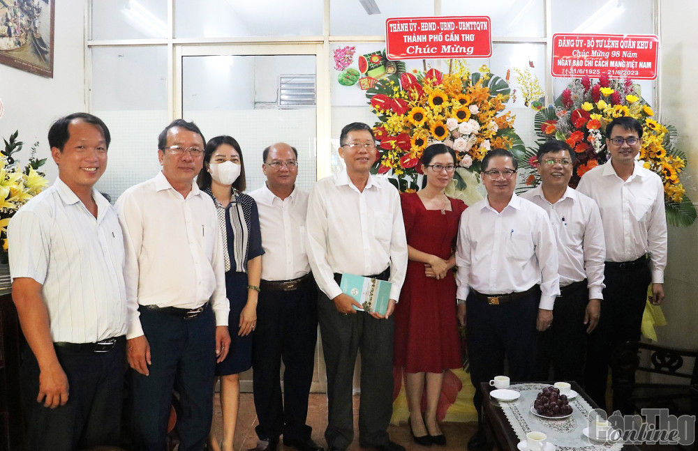 Đồng chí Trần Việt Trường (thứ 3 từ phải qua), Phó Bí thư Thành ủy, Chủ tịch UBND TP Cần Thơ, thăm Hội Nhà báo TP Cần Thơ.