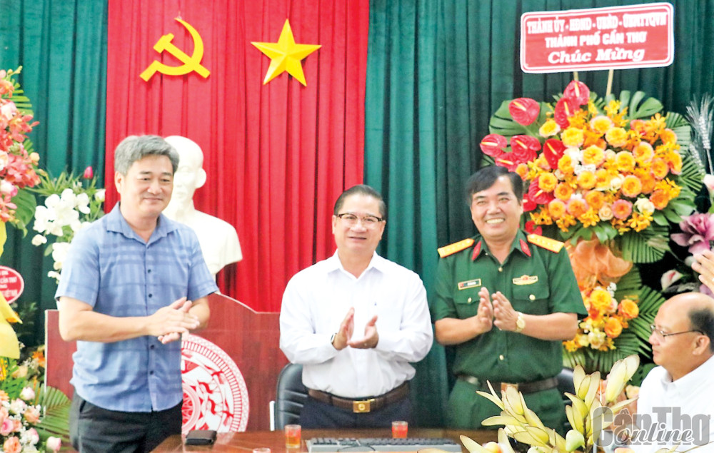 Đồng chí Trần Việt Trường, Phó Bí thư Thành ủy, Chủ tịch UBND TP Cần Thơ thăm và chúc mừng Văn phòng đại diện Báo Quân đội nhân dân và Trung tâm Phát thanh - Truyền hình Quân đội nhân dân tại TP Cần Thơ. Ảnh: Q. THÁI