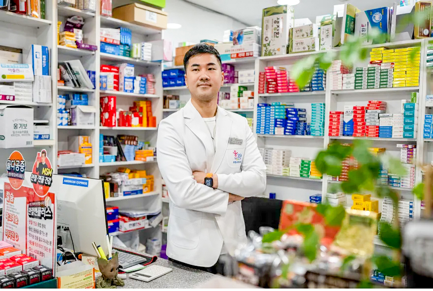 Giới trẻ Hàn Quốc phản đối văn hóa làm việc quá giờ Lee Sang-hyuk tại hiệu thuốc do anh làm chủ ở thành phố Bucheon. Ảnh: Guardian