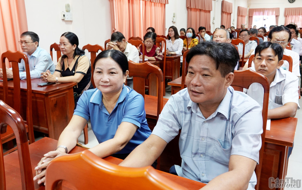 Cán bộ Mặt trận các cấp trong quận Ninh Kiều được triển khai chuyên đề về công tác vận động toàn dân tham gia bảo đảm trật tự, ATGT.