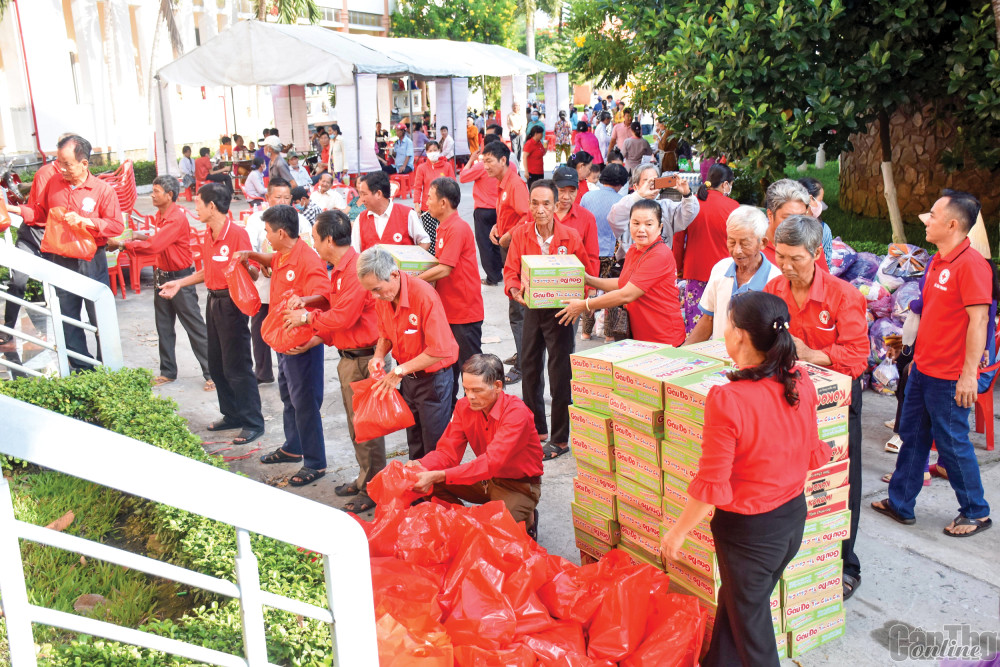 Các tình nguyện viên CTĐ huyện Thới Lai tham gia vận chuyển quà để trao tặng hộ nghèo, người có hoàn cảnh khó khăn, dễ bị tổn thương trên địa bàn huyện.