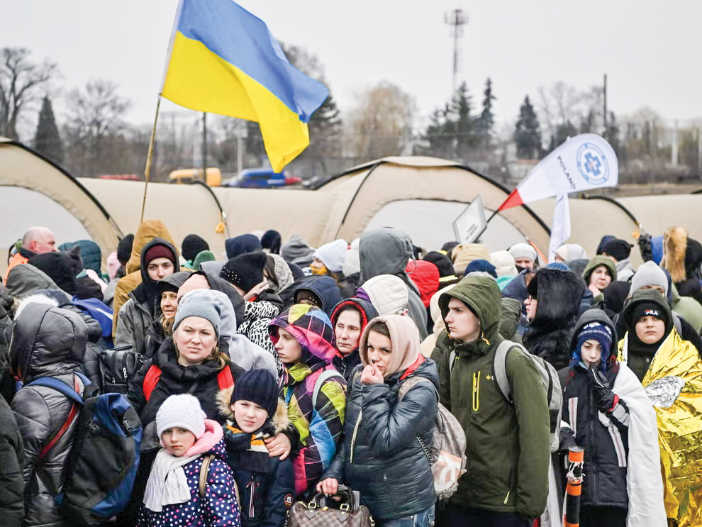 Người tị nạn Ukraine chạy sang Ba Lan khi xung đột mới nổ ra. Ảnh: AFP