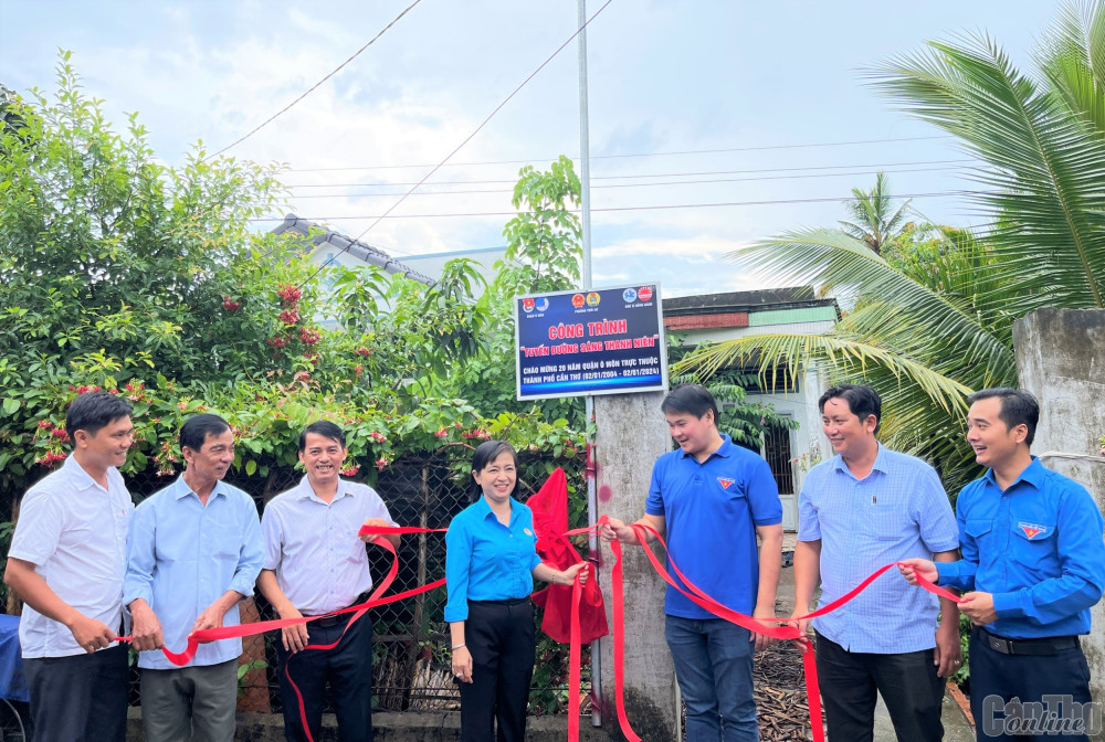 Lãnh đạo Ban Dân vận Quận ủy, Quận đoàn Ô Môn, đơn vị tài trợ và cấp ủy, chính quyền phường Thới An... dự lễ khánh thành công trình “Tuyến đường sáng thanh niên”.