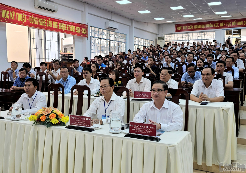 Chủ tịch UBND TP Cần Thơ Trần Việt Trường tham dự khai mạc cuộc thi.