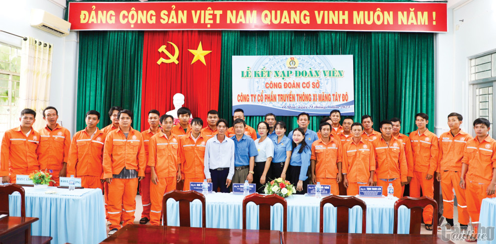 LĐLĐ quận Ô Môn tổ chức lễ kết nạp ĐV CĐCS Công ty CP Truyền thông Xi măng Tây Đô.