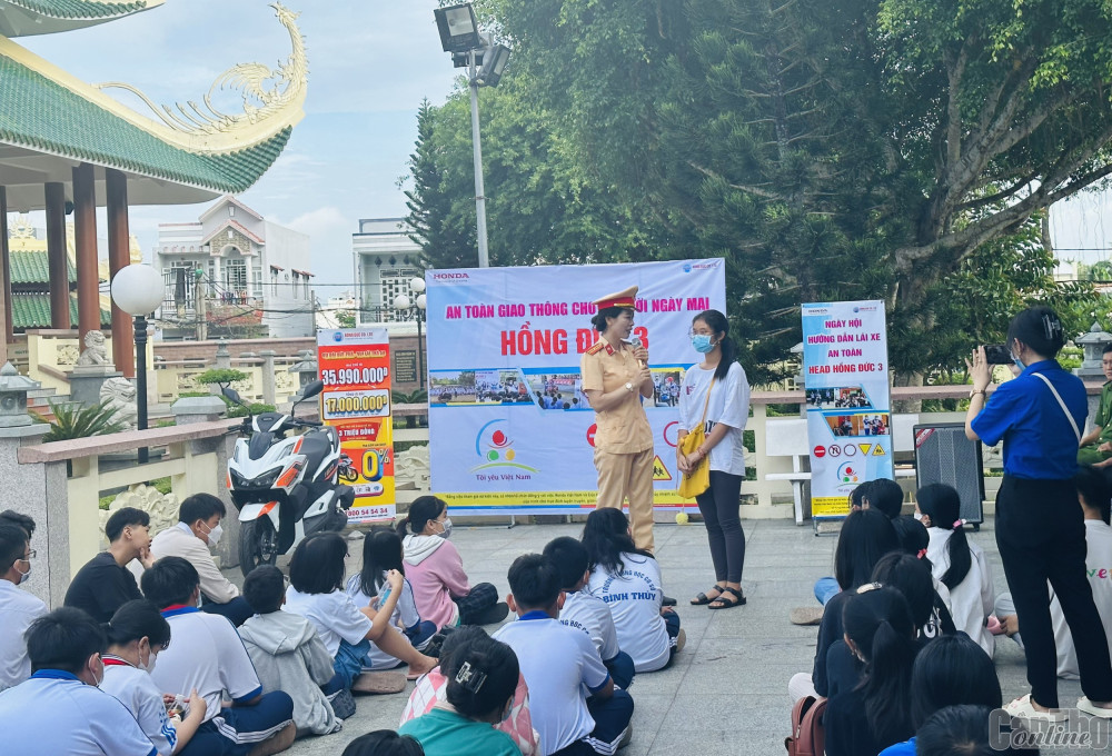 Học sinh Trường THCS Bình Thủy tham gia trả lời câu hỏi về đảm bảo trật tự ATGT của CSGT-TT Công an quận Bình Thủy.