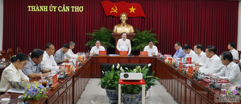 Đồng chí Nguyễn Văn Hiếu, Ủy viên dự khuyết Ban Chấp hành Trung ương Đảng, Bí thư Thành ủy phát biểu kết luận và chỉ đạo tại cuộc họp. Ảnh: ANH DŨNG