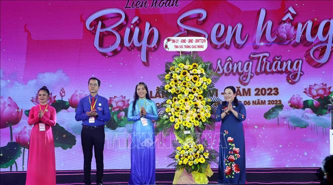 Khai mạc Liên hoan thiếu nhi Búp sen hồng khu vực phía Nam lần thứ XXVI Tỉnh ủy, HD(ND, UBND, Ủy ban MTTQVN tỉnh tặng hoa chức mừng Liên hoan Búp sen hồng lần thứ 26 khu vực phía Nam, tại tỉnh Sóc Trăng. Ảnh: Tuấn Phi - TTXVN