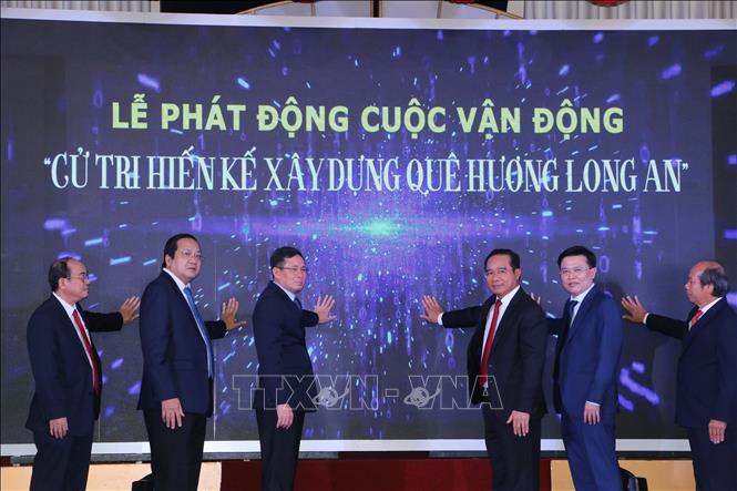 Phát động Cuộc vận động “Cử tri hiến kế xây dựng quê hương Long An” Lãnh đạo Tỉnh ủy, HĐND, UBND, Ủy ban MTTQ Việt Nam tỉnh Long An thực hiện nghi thức nhấn nút phát động cuộc vận động