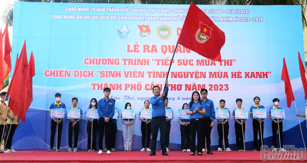 Chị Lư Thị Ngọc Anh trao cờ lệnh ra quân Chiến dịch tình nguyện "Mùa hè xanh" và Chương trình "Tiếp sức mùa thi" cho chỉ huy chiến dịch.