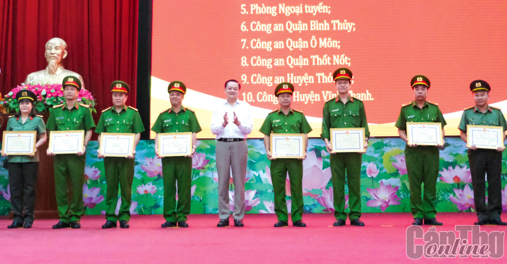 Các tập thể Công an TP Cần Thơ có thành tích xuất sắc trong công tác giữ gìn ANTT được tặng Bằng khen UBND TP Cần Thơ.