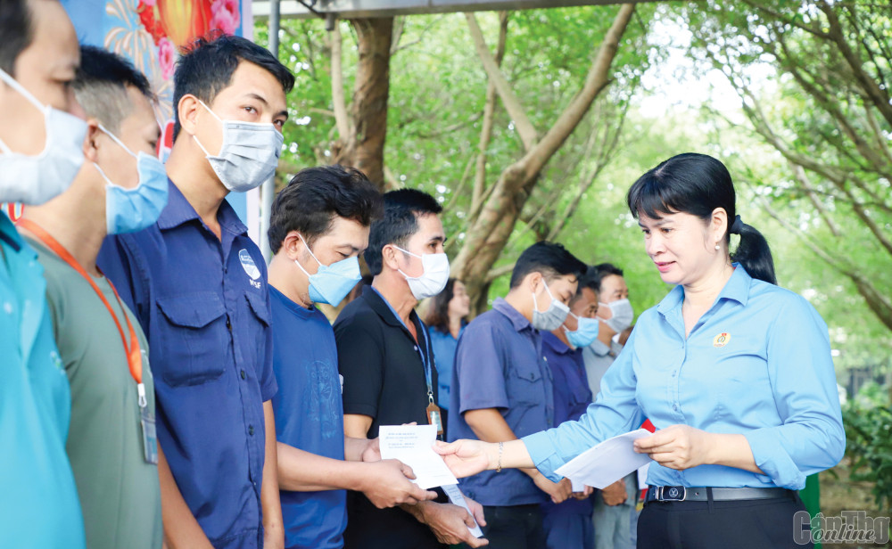 Bà Phạm Kim Tuyến, Chủ tịch LĐLĐ quận Thốt Nốt tặng quà ĐV, NLĐ có hoàn cảnh khó khăn tại Công ty CP Thủy sản NTSF.